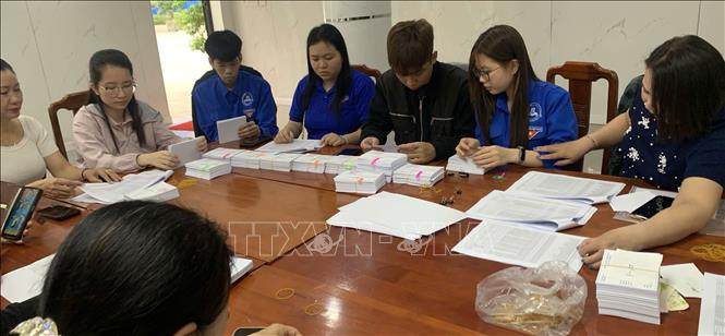 Đoàn viên thanh niên phường Đống Đa (Hà Nội) giúp tổ bầu cử sắp xếp, phân loại thẻ cử tri. Ảnh: Kim Anh – TTXVN