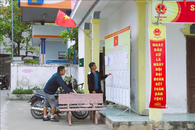 Ngư dân làng biển xã Quỳnh Phú (tỉnh Nghệ An) tìm hiểu thông tin, tiểu sử người ứng cử đại biểu quốc hội khóa XVI và đại biểu Hội đồng nhân dân các cấp nhiệm kỳ 2026 – 2031 được niêm yết công khai tại điểm bỏ phiếu. Ảnh: Xuân Tiến – TTXVN 