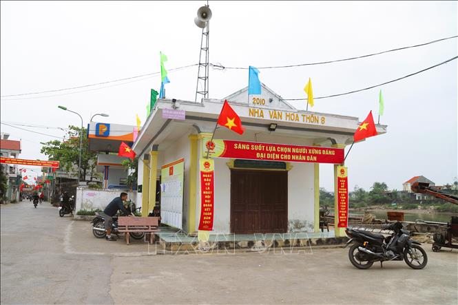 Điểm bỏ phiếu được thiết lập tại nhà văn hóa ngay sát cửa biển Lạch Thơi (xã Quỳnh Phú, tỉnh Nghệ An) để tạo điều kiện cho ngư dân tham gia bỏ phiếu đầy đủ. Ảnh: Xuân Tiến – TTXVN 