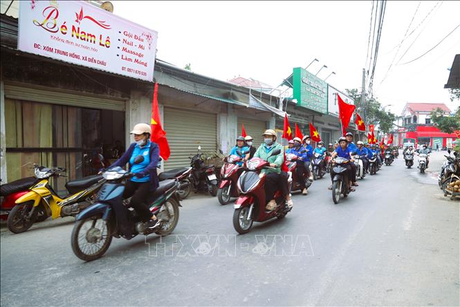 Lực lượng đoàn viên thanh niên phối hợp với các lực lượng vũ trang tổ chức tuyên truyền lưu động về Ngày bầu cử tại các làng biển trên địa bàn xã Diễn Châu (tỉnh Nghệ An). Ảnh: Xuân Tiến – TTXVN 