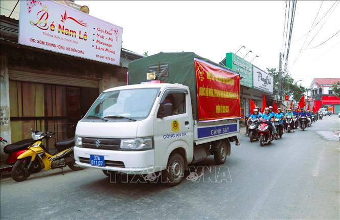 Tuyên truyền lưu động về Ngày bầu cử được triển khai sâu rộng, liên tục trong những ngày qua tại địa phương ven biển xã Diễn Châu, tỉnh Nghệ An. Ảnh: Xuân Tiến – TTXVN