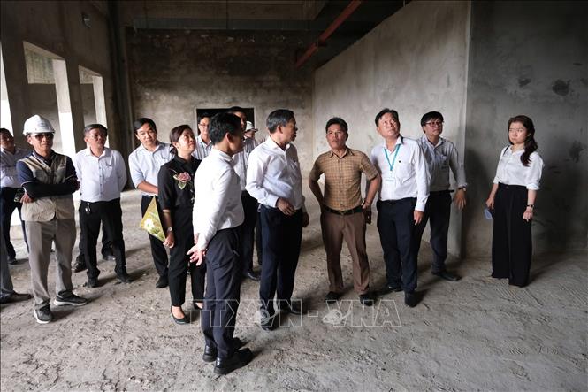 Đoàn kiểm tra hiện trạng bên trong công trình. Ảnh: Ánh Tuyết - TTXVN