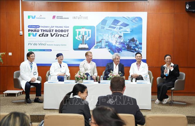Lễ công bố thành lập Trung tâm Phẫu thuật robot FV Da Vinci. Ảnh: Đinh Hằng - TTXVN