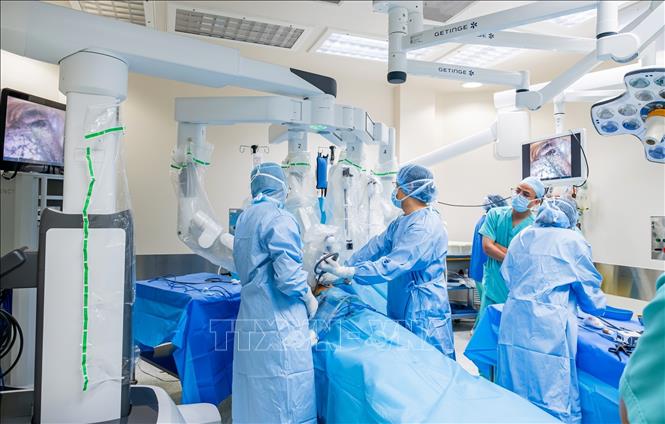 Bác sĩ Bệnh viện FV phẫu thuật bằng robot phẫu thuật Da Vinci Xi. Ảnh: TTXVN phát