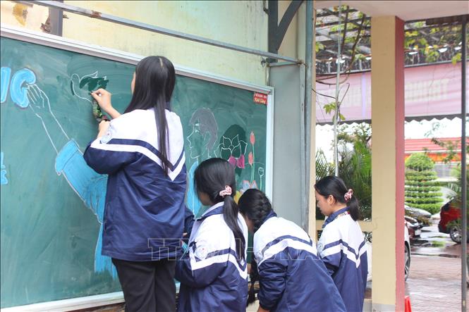 Students decorate whiteboard to celebrate the upcoming general election. VNA Photo: Hoàng Ngà