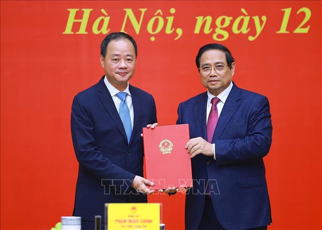 Prime Minister Pham Minh Chinh presents the decision to appoint Standing Vice President of the Vietnam Academy of Science and Technology (VAST) Prof. Dr Tran Hong Thai as its President. VNA Photo: Dương Giang