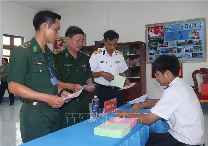 Cử tri nhận phiếu bầu cử tại cụm đảo Hòn Khoai. Ảnh: Tuấn Phi - TTXVN 