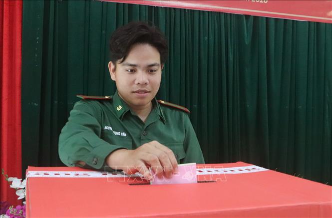 Chiến sĩ Đồn Biên phòng Hòn Khoai bỏ phiếu bầu cử. Ảnh: Tuấn Phi - TTXVN 
