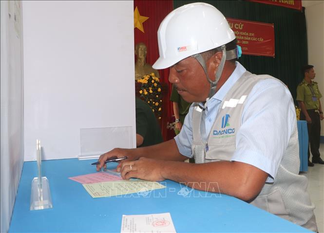 Công nhân thực hiện quyền công dân trong lựa chọn ứng cử viên. Ảnh: Tuấn Phi - TTXVN 