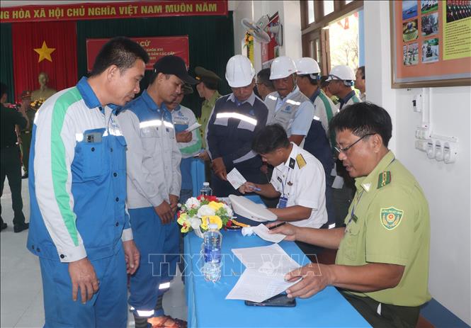 Lực lượng công nhân xếp hàng tham gia bầu cử. Ảnh: Tuấn Phi - TTXVN 