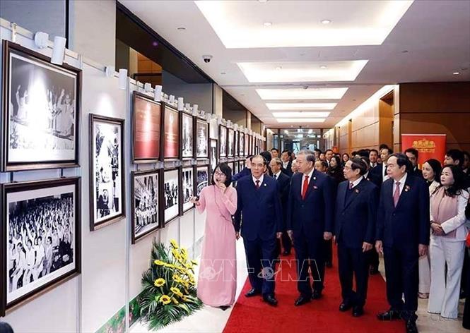 Tổng Bí thư Tô Lâm, các đồng chí lãnh đạo, nguyên lãnh đạo Đảng, Nhà nước xem trưng bày ảnh tại lễ kỷ niệm 80 năm Ngày Tổng tuyển cử đầu tiên bầu Quốc hội Việt Nam. Ảnh: Thống Nhất - TTXVN