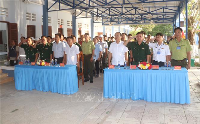 Chào cờ trước giờ khai mạc bầu cử tại cụm đảo Hòn Khoai. Ảnh: Tuấn Phi - TTXVN 