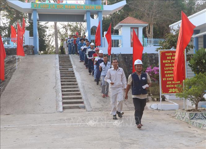 Lực lượng công nhân làm công trình trên đảo Hòn Khoai đến điểm bầu cử. Ảnh: Tuấn Phi - TTXVN 