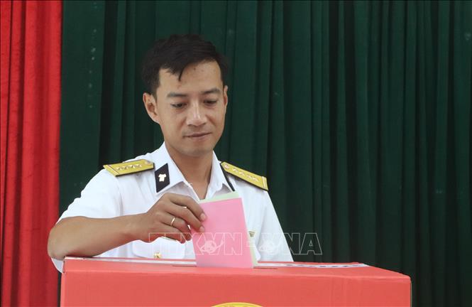 Chiến sĩ Hải quân trên đạo bỏ phiếu. Ảnh: Tuấn Phi - TTXVN 