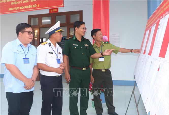 Cán bộ, chiến sĩ làm nhiệm vụ trên đảo Hòn Khoai tìm hiểu ứng cử viên. Ảnh: Tuấn Phi - TTXVN 