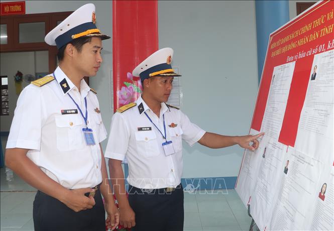 Chiến sĩ Hải quân đọc danh sách ứng cử viên. Ảnh: Tuấn Phi - TTXVN 