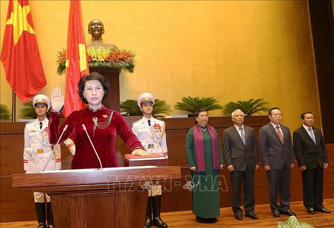Tại Kỳ họp thứ nhất, Quốc hội khóa XIV, ngày 22/7/2016, đồng chí Nguyễn Thị Kim Ngân, Ủy viên Bộ Chính trị chính thức tuyên thệ nhậm chức Chủ tịch Quốc hội nước Cộng hòa xã hội chủ nghĩa Việt Nam khóa XIV. Ảnh: TTXVN