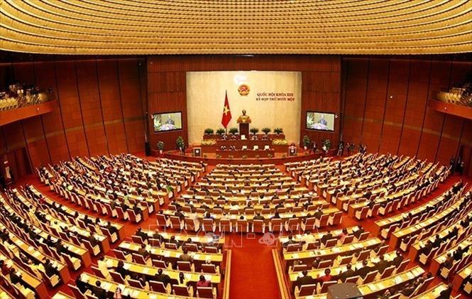 Quốc hội Việt Nam khóa XIII (nhiệm kỳ 2011-2016) được bầu ngày 22/5/2011, bao gồm 500 đại biểu. Đây là nhiệm kỳ nổi bật với việc thông qua Hiến pháp năm 2013, thông qua hơn 100 luật/pháp lệnh, lần đầu tiên lấy phiếu tín nhiệm các chức danh cấp cao và tổ chức thành công Đại hội đồng IPU-132, góp phần quan trọng hoàn thiện thể chế. Trong ảnh: Toàn cảnh phiên khai mạc Kỳ họp thứ 11, Quốc hội khóa XIII tại Nhà Quốc hội ở Thủ đô Hà Nội, Sáng 21/3/2016. Ảnh: Doãn Tấn - TTXVN