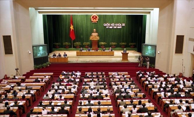 Quốc hội khóa XII (2007 - 2012) được bầu ngày 20/5/2007, gồm 493 đại biểu. Quốc hội khóa XII là Quốc hội của thời kỳ tiếp tục đẩy mạnh sự nghiệp đổi mới toàn diện, công nghiệp hoá, hiện đại hoá đất nước và hội nhập kinh tế quốc tế. Ông Nguyễn Phú Trọng được bầu làm Chủ tịch Quốc hội khóa XII. Trong ảnh: Quốc hội khóa XII, Kỳ họp thứ nhất. Ảnh: TTXVN