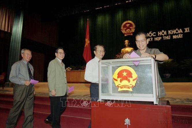 Đại biểu bỏ phiếu bầu các cơ quan lãnh đạo nhà nước tại Kỳ họp thứ nhất, Quốc hội khóa XI (7/2002). Ảnh: TTXVN