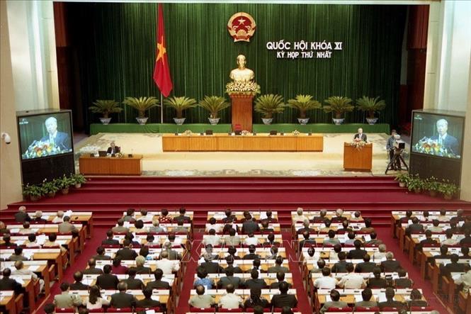 Quốc hội khóa XI (2002 - 2007) được bầu ngày 19/5/2002, có 498 đại biểu. Tại Kỳ họp thứ nhất, đồng chí Nguyễn Văn An được bầu lại làm Chủ tịch Quốc hội. Tại Kỳ họp thứ 9, đồng chí Nguyễn Phú Trọng được bầu làm Chủ tịch Quốc hội. Quốc hội đã xem xét, quyết định, góp phần quan trọng vào công cuộc công nghiệp hóa, hiện đại hóa đất nước. Tháng 11/2006, tại kỳ họp thứ 10, Quốc hội đã phê chuẩn Nghị định thư gia nhập Tổ chức thương mại thế giới (WTO), hoàn tất thủ tục pháp lý quan trọng để Việt Nam chính thức trở thành thành viên của WTO. Trong ảnh: Khai mạc Kỳ họp thứ nhất Quốc hội khóa XI (19/7/2002). Ảnh: TTXVN