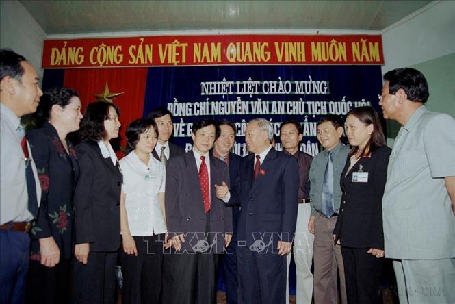 Chủ tịch Quốc hội Nguyễn Văn An gặp gỡ Hội đồng bầu cử phường Hoàng Văn Thụ, thành phố Hải Phòng trong chuyến về thăm và làm việc tại Hải Phòng ngày 13/4/2014. Ảnh: Trí Dũng - TTXVN