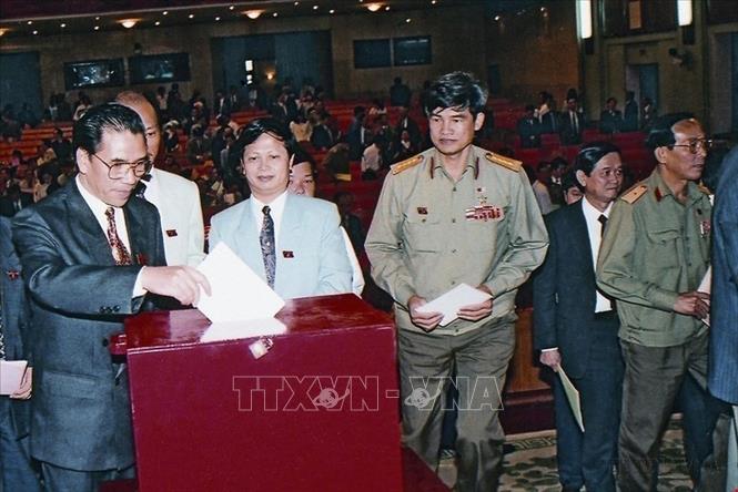 Chủ tịch Quốc hội Nông Đức Mạnh cùng các đại biểu Quốc hội khóa X bỏ phiếu bầu các cơ quan lãnh đạo nhà nước, ngày 20/9/1997. Ảnh: TTXVN