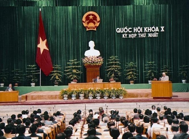 Quốc hội khóa X (1997 - 2002) gồm 450 đại biểu, được bầu ngày 20/7/1997. Ủy ban Thường vụ Quốc hội có 14 thành viên, gồm Chủ tịch Quốc hội Nông Đức Mạnh, 5 Phó Chủ tịch và 8 ủy viên. Tại Kỳ họp thứ 9, ông Nguyễn Văn An được bầu làm Chủ tịch Quốc hội. Quốc hội tiếp tục nâng cao chất lượng công tác lập pháp, đẩy mạnh công tác giám sát và quyết định các vấn đề quan trọng của đất nước, xây dựng Nhà nước pháp quyền xã hội chủ nghĩa Việt Nam của dân, do dân và vì dân. Trong ảnh: Toàn cảnh phiên khai mạc Kỳ họp thứ nhất Quốc hội khóa X. Ảnh: TTXVN