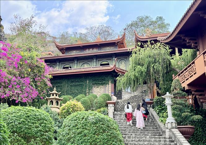 Visitors at Hang Pagoda. VNA Photo: Thanh Sang