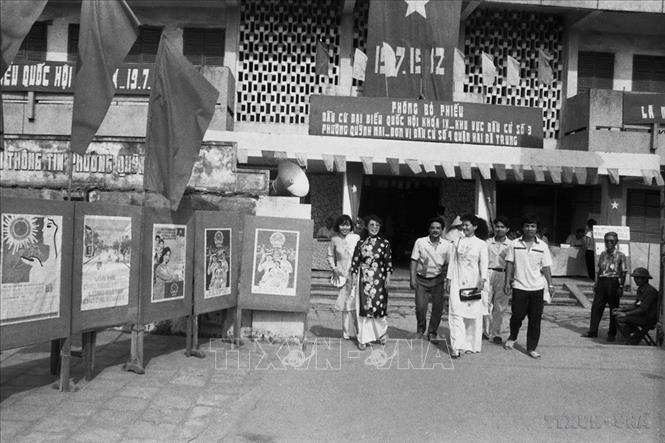 Điểm bầu cử đại biểu Quốc hội khóa IX, Khu vực bẩu cử số 3, phường Quỳnh Mai, đơn vị bầu cử số 4, quận Hai Bà Trưng. Ảnh: TTXVN