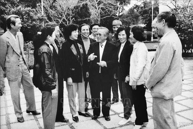 Chủ tịch Quốc hội Lê Quang Đạo tiếp xúc thân mật với các đại biểu Quốc hội tại kỳ họp thứ nhất, Quốc hội khóa VIII, tháng 6/1987. Ảnh: TTXVN