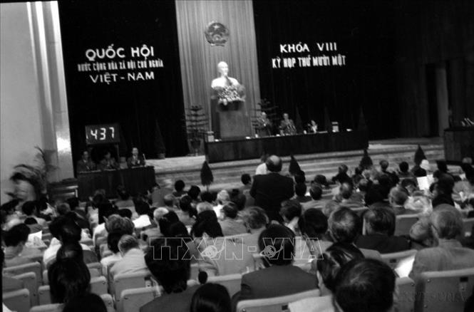 Kỳ họp thứ 11, Quốc hội khóa VIII nhất trí thông qua Hiến pháp năm 1992. Ảnh: TTXVN