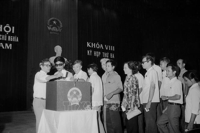 Chiều 22/06/1988, các đại biểu dự Kỳ họp thứ 3, Quốc hội khóa VIII, bầu cử bỏ phiếu kín Chủ tịch Hội đồng Bộ trưởng mới. Ảnh: Kim Hùng - TTXVN