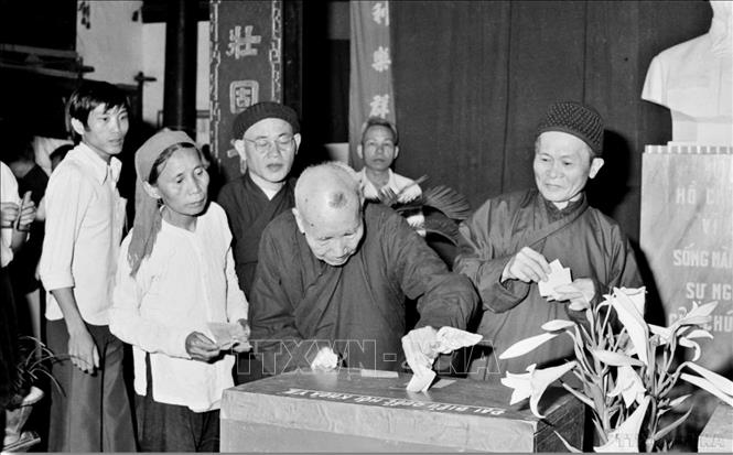 Tăng ni, Phật tử thuộc đơn vị bầu cử số 4, phường Hàng Trống, Hoàn Kiếm, Hà Nội bỏ phiếu bầu đại biểu Quốc hội khóa VII, ngày 25/4/1981. Ảnh: Ngọc Quán - TTXVN