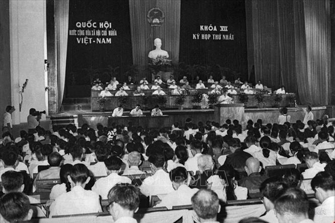 Quốc hội khóa VII (1981 - 1987) được bầu ngày 26/4/1981, gồm  496 đại biểu. Luật sư Nguyễn Hữu Thọ được bầu làm Chủ tịch Quốc hội, đồng chí Trường Chinh được bầu làm Chủ tịch Hội đồng Nhà nước. Hội đồng Nhà nước gồm 12 thành viên đảm nhận chức năng của Ủy ban Thường vụ Quốc hội, là cơ quan cao nhất hoạt động thường xuyên của Quốc hội. Tại nhiệm kỳ này, lần đầu tiên Quốc hội Việt Nam ban hành Bộ luật Hình sự. Quốc hội đã tăng cường triển khai thực hiện chức năng giám sát và chức năng quyết định các vấn đề quan trọng của đất nước. Trong ảnh: Khai mạc kỳ họp thứ nhất, Quốc hội khóa VII, 25/6/1981. Ảnh: TTXVN