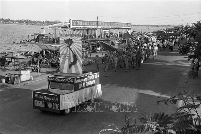 Ngày 24/06/1976, nhân dân thành phố Đà Nẵng mít tinh, diễu hành chào mừng thành công Kỳ họp thứ Nhất, Quốc hội khóa VI. Ảnh TTXVN