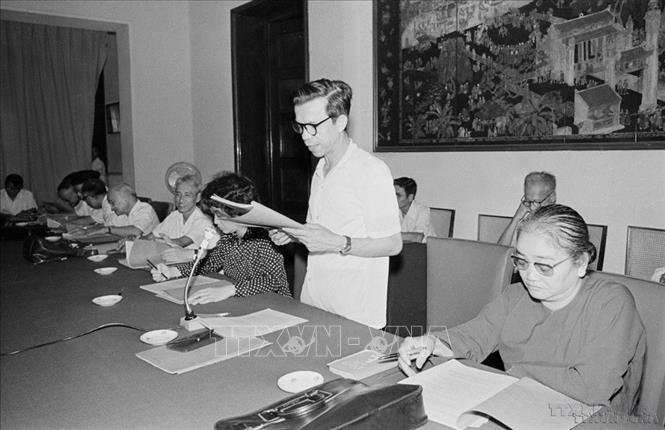 Trong nhiệm kỳ 5 năm, Quốc hội khóa VI đã quyết định những vấn đề quan trọng của đất nước: thông qua nhiệm vụ cơ bản của kế hoạch Nhà nước 5 năm lần thứ hai (1976-1980); phê chuẩn việc phân định lại địa giới thành phố Hà Nội, Thành phố Hồ Chí Minh và một số tỉnh, thành khác... Trong ảnh: Ủy ban Hiến pháp của Quốc hội nước CHXHCN Việt Nam họp phiên toàn thể để thông qua bản dự thảo hiến pháp mới của Quốc hội (15/6/1979). Ảnh: Nhật Trường - TTXVN