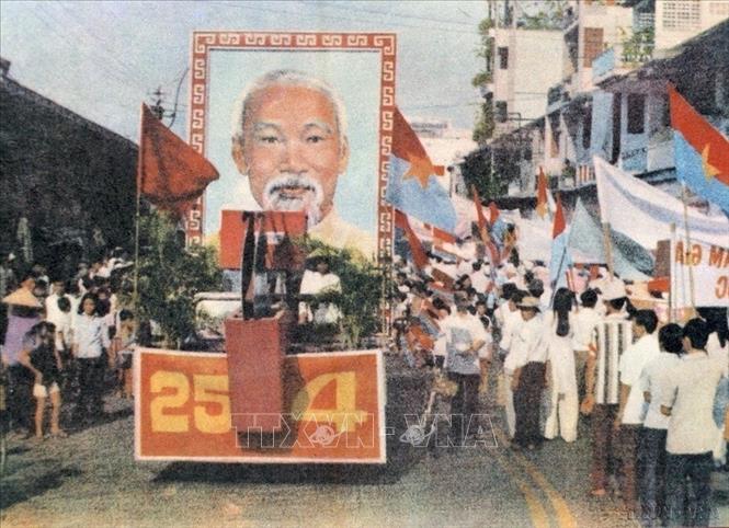 Nhân dân thành phố Hồ Chí Minh nô nức đi bỏ phiếu bầu Quốc hội thống nhất (25/4/1976). Ảnh: TTXVN