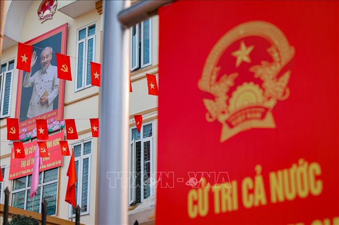 Cờ hoa rực rỡ trên khắp địa bàn phường Vĩnh Hưng, Hà Nội chuẩn bị chào đón ngày hội non sông. Ảnh: Phạm Tuấn Anh - TTXVN