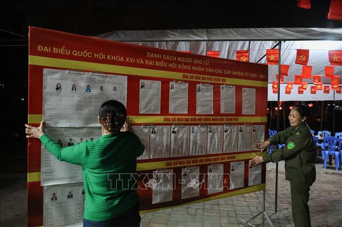 Công tác chuẩn bị không quản ngại thời gian của thành viên tổ bầu cử số 3, phường Vĩnh Hưng, Hà Nội để chuẩn bị sẵn sàng phục vụ ngày bầu cử. Ảnh: Phạm Tuấn Anh - TTXVN