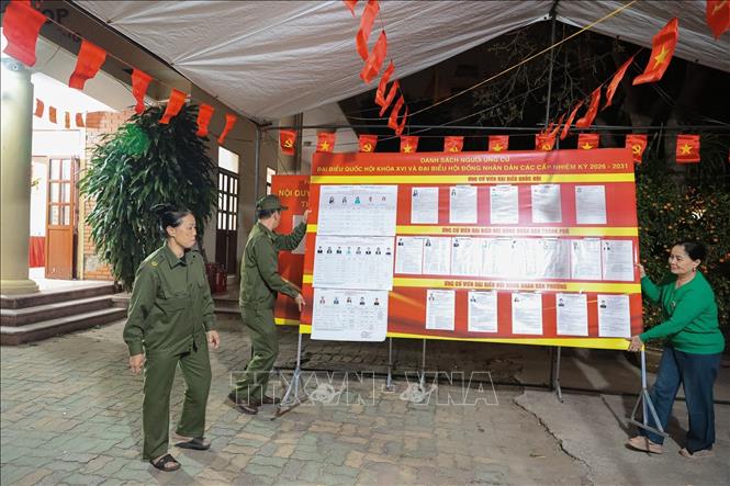 Công tác chuẩn bị không quản ngại thời gian của thành viên tổ bầu cử số 3, phường Vĩnh Hưng, Hà Nội để chuẩn bị sẵn sàng phục vụ ngày bầu cử. Ảnh: Phạm Tuấn Anh - TTXVN