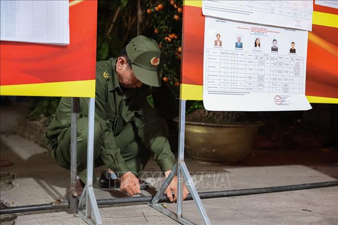 Công tác chuẩn bị không quản ngại thời gian của thành viên tổ bầu cử số 3, phường Vĩnh Hưng, Hà Nội để chuẩn bị sẵn sàng phục vụ ngày bầu cử. Ảnh: Phạm Tuấn Anh - TTXVN