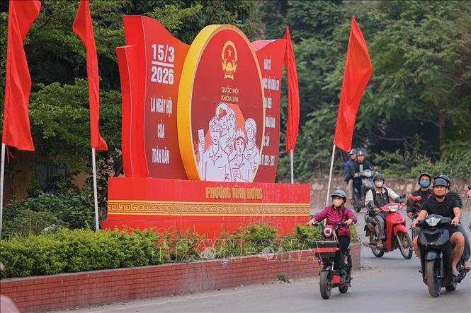 Cờ hoa rực rỡ trên khắp địa bàn phường Vĩnh Hưng, Hà Nội chuẩn bị chào đón ngày hội non sông. Ảnh: Phạm Tuấn Anh - TTXVN