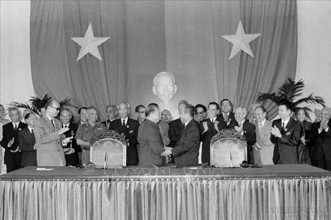 Sau chiến thắng lịch sử 30/4/1975, từ ngày 15 đến ngày 21/11/1975, Hội nghị hiệp thương chính trị thống nhất đất nước được tổ chức tại Sài Gòn. Hai đoàn đại biểu đại diện cho hai miền tham dự hội nghị. Đoàn đại biểu miền Bắc, do đồng chí Trường Chinh, Chủ tịch Quốc hội làm trưởng đoàn, đoàn miền Nam do đồng chí Phạm Hùng - Bí thư Trung ương Cục Miền Nam làm trưởng đoàn tiến hành thảo luận và đi đến nhất trí hoàn toàn mọi vấn đề, nhằm thống nhất đất nước về mặt nhà nước (21/11/1975). Ảnh: TTXVN