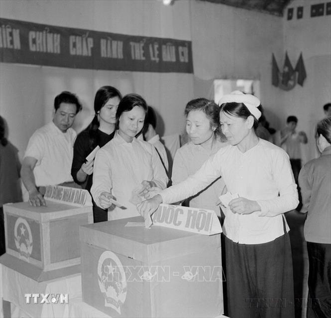 Nhân dân tập thể Kim Liên, Hà Nội bỏ phiếu bầu cử đại biểu Quốc hội khóa V. Ảnh: TTXVN