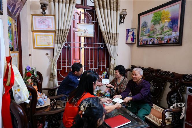 Thành viên tổ bầu cử số 5, phường Vĩnh Hưng phát thẻ cử tri đến từng hộ trên địa bàn. Ảnh: Phạm Tuấn Anh - TTXVN