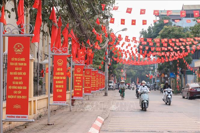 Cờ hoa rực rỡ trên khắp địa bàn phường Vĩnh Hưng, Hà Nội chuẩn bị chào đón ngày hội non sông. Ảnh: Phạm Tuấn Anh - TTXVN