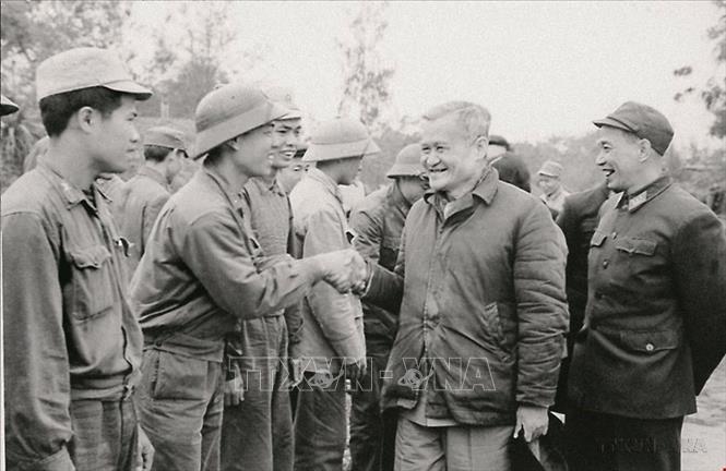 Phó Chủ tịch Ủy ban Thường vụ Quốc hội khóa IV Trần Đăng Khoa (người thứ hai bên phải) thăm bộ đội Phòng không bảo vệ Hà Nội, ngày 14/2/1972. Ảnh: TTXVN