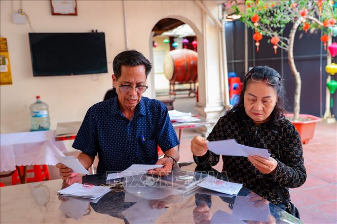 Công tác phân loại và ra soát phiếu cử tri trước khi được phát đến từng hộ dân tại các điểm bầu cử phường Vĩnh Hưng, TP Hà Nội, được triển khai nghiêm túc, đúng quy định, đảm bảo phục vụ tốt ngày bầu cử. Ảnh: Phạm Tuấn Anh - TTXVN