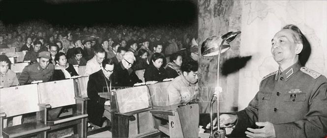 Đại tướng Võ Nguyên Giáp, Bộ trưởng Bộ Quốc phòng đọc báo cáo về tình hình quân sự tại kỳ họp thứ 3, Quốc hội khóa IV, tháng 2/1973. Ảnh: TTXVN